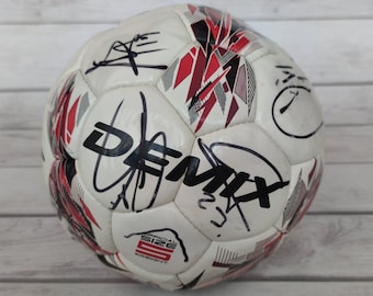 Un ballon de football ukrainien avec tous les autographes de l'Espagnol de Séville