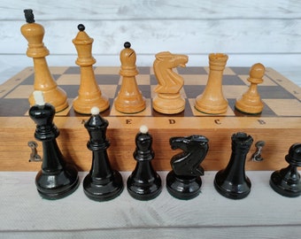 Jeu d'échecs soviétique « Grand maître » en très bon état Les pièces d'échecs sont lestées