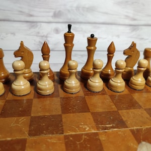 Joli jeu d&#39;échecs soviétique de taille moyenne en bon état, l&#39;échiquier est en mauvais état.  Pièces d&#39;échecs en très bon état.