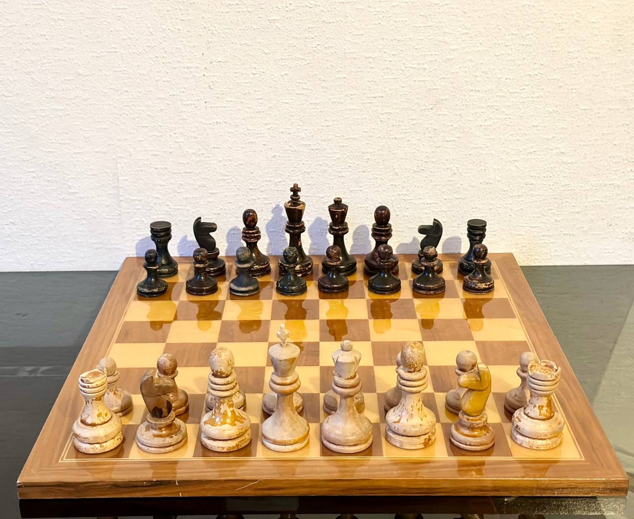 THE REPRODUCTION OF 1960 MIKHAIL TAL CHESS SET CRIMSON BOXWOOD & EBONIZED  4.125 KING WITH 2 SQUARE CHESS BOARD