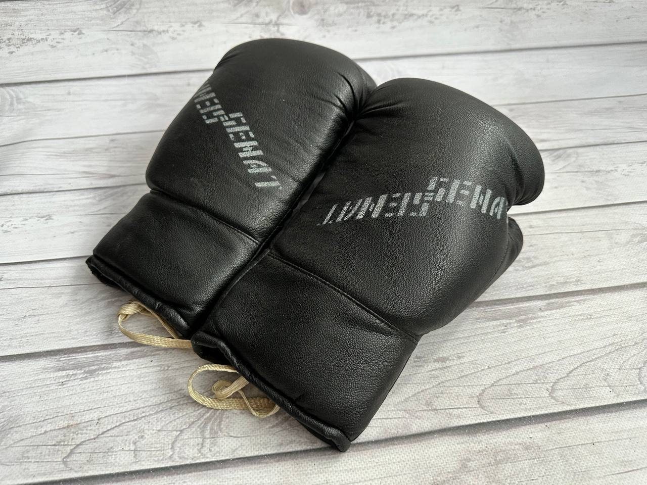 Guantes de boxeo viejos, 16 onzas, de Everlast del año 1944, fotografía de  estudio con fondo negro Fotografía de stock - Alamy