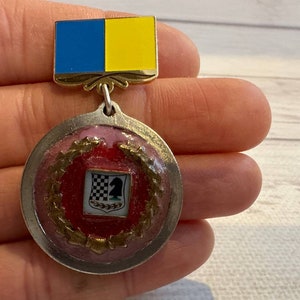 Ukraine chess badge 90s vintage in very good condition. Great gift for mens, chess lovers and collectors.