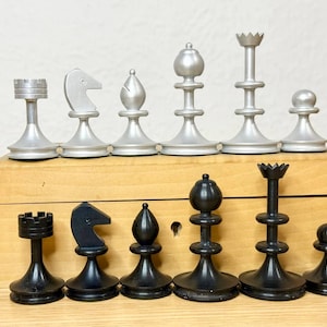 German aluminium chess set 70s vintage in very good condition. Medium germany metal chess set.