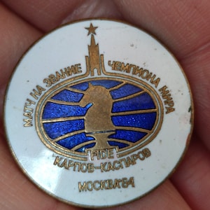 FIDE badge &quot;Match for the title of world chess champion Kasparov-Karpov&quot; Moscow 1984 in very good condition!