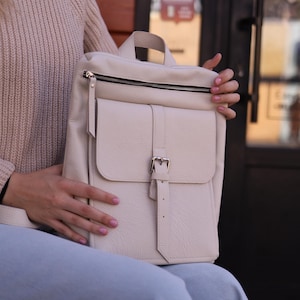 Sac à dos beige pour ordinateur portable pour femme | sac à dos en cuir pour le voyage, l'université ou le travail | Sac de tous les jours élégant