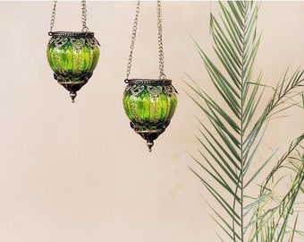 Hellgrüne Glas-Hängelaterne mit dekorativen Schmiedearbeiten aus Zinn - Terrasse & Gartendekor