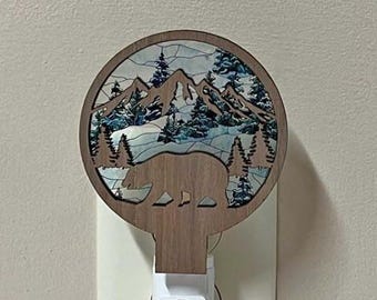 Bear Night Light with Mountain Scene – Rustic Woodland Nursery Lamp – Forest Baby Room Lighting