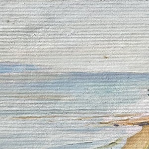 Puede incluir: Una pintura de un paisaje mar&iacute;timo con un cielo azul claro y un oc&eacute;ano azul claro. El oc&eacute;ano est&aacute; pintado con una pincelada texturizada. El cielo est&aacute; pintado con una pincelada suave. Hay un peque&ntilde;o p&aacute;jaro oscuro volando en el cielo.