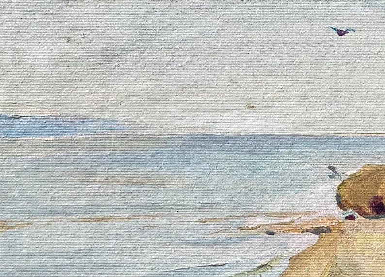 Puede incluir: Una pintura de un paisaje mar&iacute;timo con un cielo azul claro y un oc&eacute;ano azul claro. El oc&eacute;ano est&aacute; pintado con una pincelada texturizada. El cielo est&aacute; pintado con una pincelada suave. Hay un peque&ntilde;o p&aacute;jaro oscuro volando en el cielo.