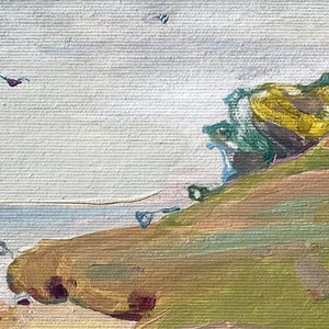 Puede incluir: Una pintura de un paisaje mar&iacute;timo con un acantilado rocoso en primer plano. El cielo es de color azul claro y el agua es de color azul oscuro. El acantilado es de color marr&oacute;n claro con acentos verdes y amarillos.