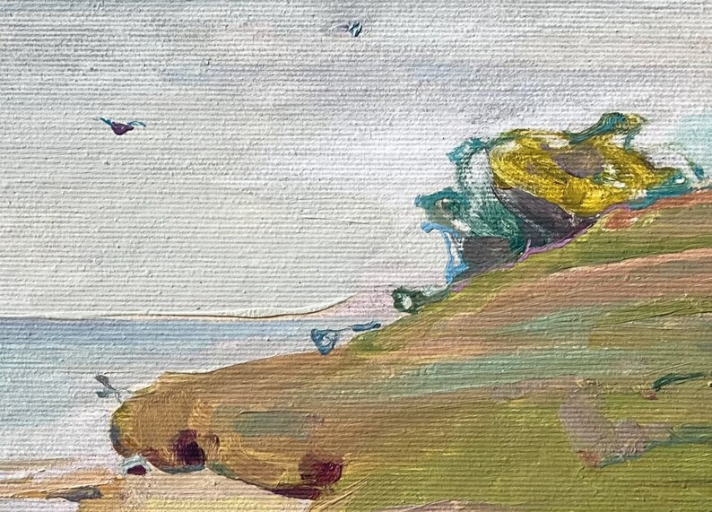 Puede incluir: Una pintura de un paisaje mar&iacute;timo con un acantilado rocoso en primer plano. El cielo es de color azul claro y el agua es de color azul oscuro. El acantilado es de color marr&oacute;n claro con acentos verdes y amarillos.