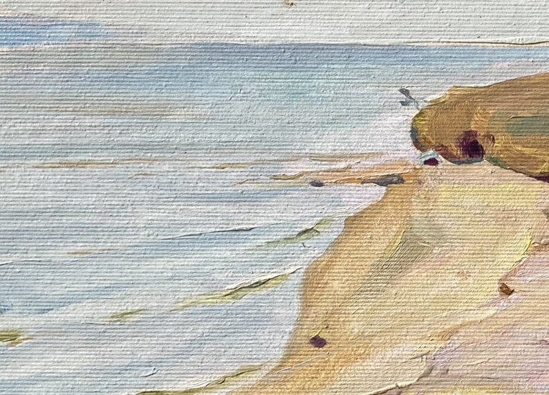 Puede incluir: Una pintura de un paisaje mar&iacute;timo con una playa de arena y un acantilado rocoso en el fondo. El agua es de color azul claro y la arena es de color marr&oacute;n claro. El cielo es de color gris claro.