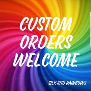 K&ouml;nnte beinhalten: Ein bunter Regenbogen-Wirbelhintergrund mit dem Text "CUSTOM ORDERS WELCOME" in wei&szlig;en Buchstaben und dem Text "SILK AND RAINBOWS" in wei&szlig;en Buchstaben unten.