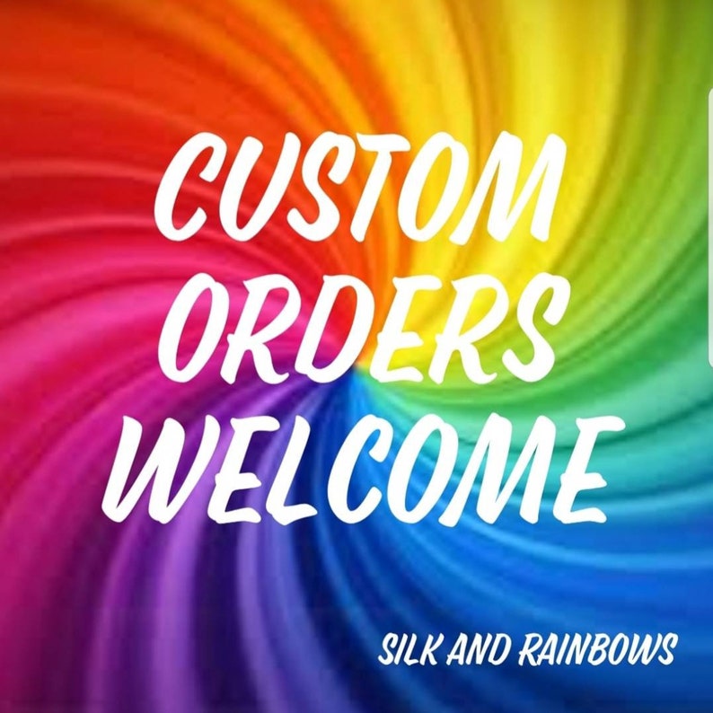 K&ouml;nnte beinhalten: Ein bunter Regenbogen-Wirbelhintergrund mit dem Text "CUSTOM ORDERS WELCOME" in wei&szlig;en Buchstaben und dem Text "SILK AND RAINBOWS" in wei&szlig;en Buchstaben unten.