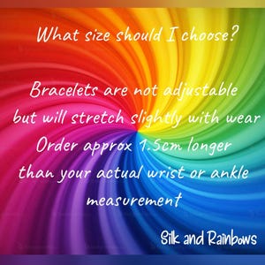 Może przedstawiać: Żywe, tęczowe spiralne tło z białym tekstem: What size should I choose? Bracelets are not adjustable but will stretch slightly with wear. Order approx 1.5cm longer than your actual wrist or ankle measurement. Silk and Rainbows.