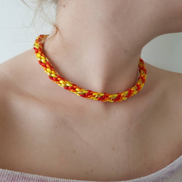 Gelber Stoff Boho Choker, Orange gewebte Halskette, ein einzigartiges Geschenk