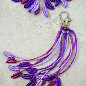 Llavero morado, llavero malva, dije para bolso de macramé lila