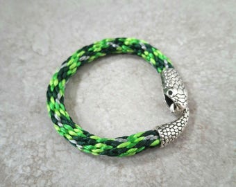 Grün und Silber Schlange Armband, Ouroboros Armreif, Vegan Schmuck Geschenk