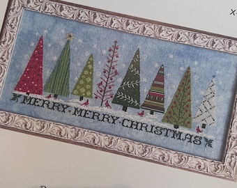 Może przedstawiać: Wzór haftu krzyżykowego przedstawiający rząd stylizowanych choinek w różnych kolorach i wzorach, na jasnoniebieskim tle. Fraza „MERRY MERRY CHRISTMAS” jest wyhaftowana pod drzewami, w ozdobnej ramce.