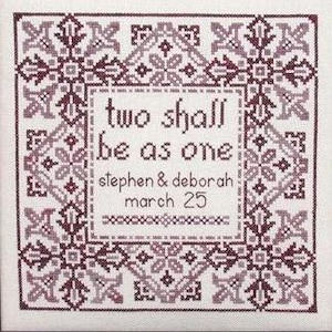 Puede incluir: Un diseño de punto de cruz cuadrado con un cuadro de texto central. El texto dice "two shall be as one", con nombres y una fecha debajo. El diseño presenta un borde geométrico en tonos morados y grises.