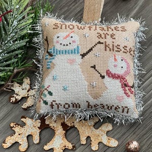 Snowflakes are Kisses - kruissteekkaart van Annie Beez