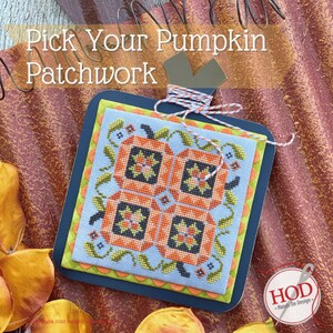 Può includere: Uno schema di ricamo a punto croce di una zucca con un design patchwork. La zucca è arancione e ha un gambo verde. Lo sfondo è blu con un bordo verde. Il testo "Pick Your Pumpkin Patchwork" è in alto nell'immagine.