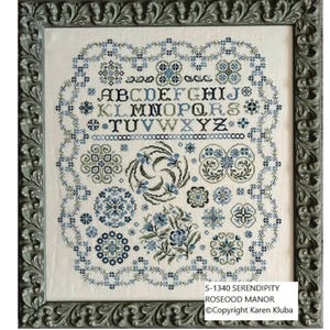 Könnte beinhalten: Gerahmtes Kreuzstich-Exemplar mit Alphabet und floralen Mustern in Blau- und Grüntönen. Das Kunstwerk enthält den Text "ABCDEFGHIJ KLMNOPQRS TUVWXYZ" und "S-1340 SERENDIPITY ROSEOOD MANOR ©Copyright Karen Kluba".