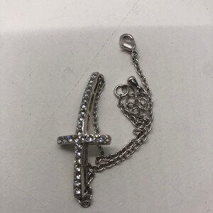 Vintage Beautiful Silvertone rhinestone cross bracelet