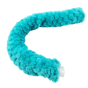 Puede incluir: Una funda para volante de felpa azul turquesa. La funda está hecha de un material suave y peludo y está diseñada para adaptarse a un volante estándar.