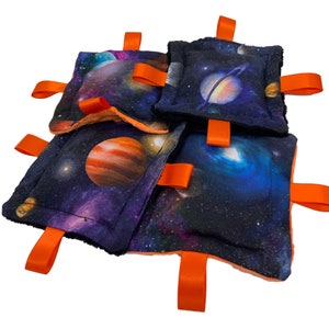 1x Handgefertigter gewichteter taktiler & visueller Stressabbau ADHS Alzheimer&#39;s Geige SEN Anxiety Fuddle Fidget Tags - Roboter / blaue Rückseite