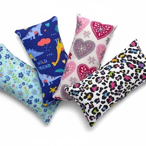 Puede incluir: Un juego de tres tazas de cerámica con un acabado mate moteado. Las tazas son de color crema, gris claro y gris oscuro. Cada taza tiene un diseño simple y minimalista, adecuado para café o té.