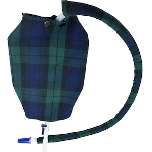 Puede incluir: Una bolsa de agua de color verde y azul a cuadros con un tubo de bebida largo y flexible. El tubo tiene una boquilla azul y una válvula.