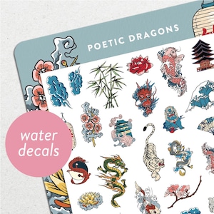 Può includere: Un foglio di adesivi per acqua con una varietà di disegni di ispirazione giapponese, tra cui draghi, pesci koi, fiori di ciliegio, bambù e nuvole. Il foglio è etichettato "Poetic Dragons" e "water decals".