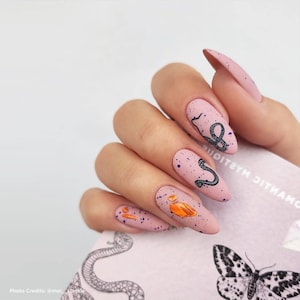 Romantisk Mystik • Nageldekalset med vattenrutschkana • Nagelkonst med esoteriska ormar och dödskallar bild 4