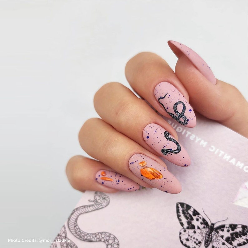 Romantisk Mystik • Nageldekalset med vattenrutschkana • Nagelkonst med esoteriska ormar och dödskallar bild 4
