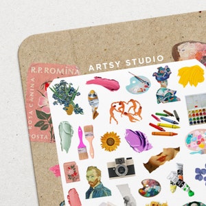 Op de afbeelding: Een vel met kleurrijke stickers met kunstbenodigdheden, waaronder kwasten, verfbuizen, verfpaletten en een zonnebloem. Het vel bevat ook afbeeldingen van beroemde schilderijen, zoals een zelfportret van Vincent van Gogh en een schilderij van dansers. De tekst "ARTSY STUDIO" staat bovenaan het vel gedrukt.