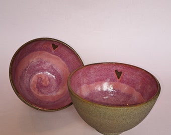 Schüssel Bowl mittel Abendrot mit Herz für Lieblingsmomente. Tolle brombeer rosafarbene Spirale auf steingrauem Ton
