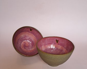Schüssel Bowl mittel Abendrot mit Herz für Lieblingsmomente. Tolle brombeer rosafarbene Spirale auf steingrauem Ton
