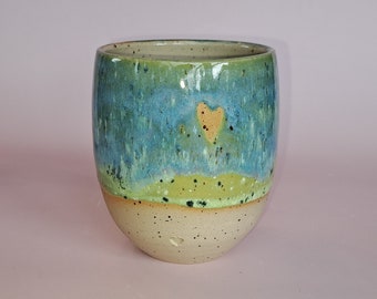 Handgemachter Keramikbecher / Kaffeebecher / Teetasse mit Herz stay fresh auf apfelgrün blauer Glasur mit Effekten