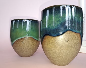 Handgemachter Keramikbecher / Kaffeebecher / Teetasse mit Herz stormy sea auf irrer blau-grüner metallisch schimmernder Glasur