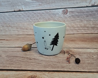 Keramik Kindertasse Kakao / Teetasse Kinderbecher mit Fuchs vor Baum in schlicht schwarz-weiß  mit Punkten auf Ton Porzellanweiß