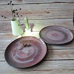 Happy Keramik Teller personalisiert handgemacht drei Herzen so schöne rosa Brombeer Glasur Kaffeegeschirr 1x22 cm, 1x27,5cm 1 Herz Bild 2