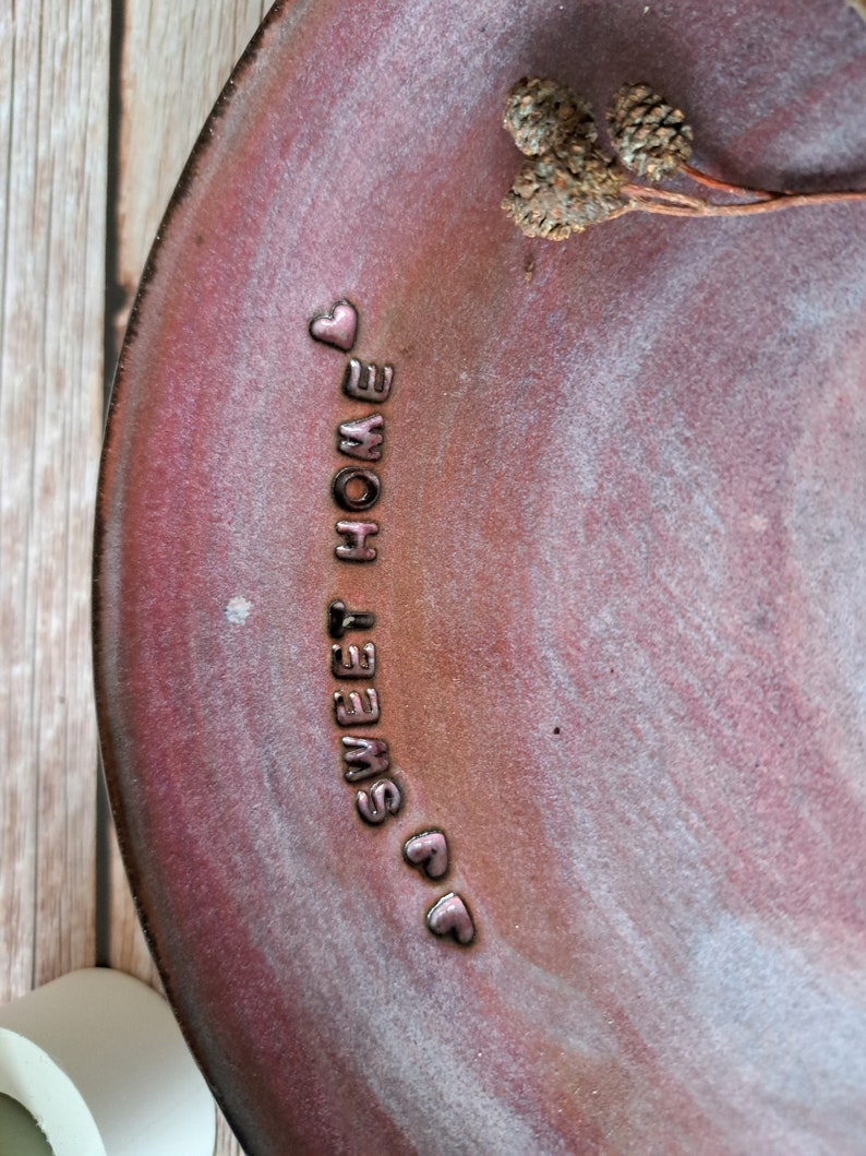 Happy Keramik Teller personalisiert handgemacht drei Herzen so schöne rosa Brombeer Glasur Kaffeegeschirr 1x22 cm, 1x27,5cm 1 Herz 22 cm sweet home
