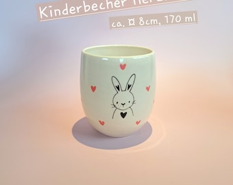 Handgemachter kleiner Keramikbecher für Kinder - Hase mit Herz Kindertasse Kakao / Teetasse Kinderbecher auf hellem Ton mit vielen Herzen