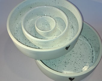 Set Keramik Hundenapf - Antischlingnapf - Hochwertige Qualität handgemacht in weiß mit Spots ubd Herz
