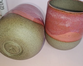 Handgemachter Keramikbecher / Kaffeebecher / Teetasse mit graviertem Herz auf mega schöner rosa schimmernder Glasur