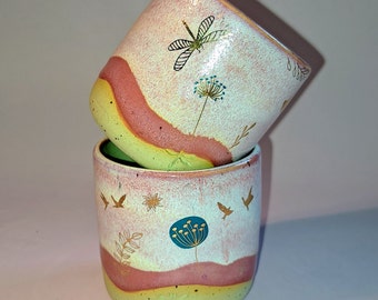 Traumhafter Kaffeebecher / Teetasse mit Libelle und Pusteblume in Gold auf Effektglasur auf hochwertigem Steinzeugton mit Spots
