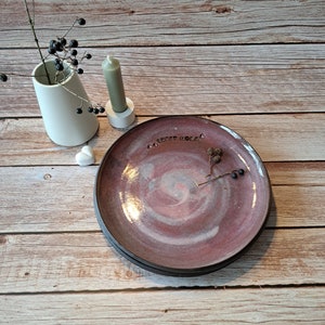 Happy Keramik Teller personalisiert handgemacht drei Herzen so schöne rosa Brombeer Glasur Kaffeegeschirr 1x22 cm, 1x27,5cm 1 Herz Bild 1