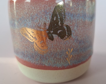 Handgemachter Kaffeebecher / Teetasse mit bezaubernden goldenen Schmetterling und Pflanze, individuelle Tasse / Keramikbecher