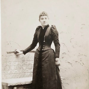 Verticale d'une femme victorienne dans l'attire de deuil.